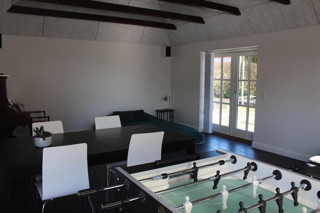 Large Modern Family Room - “Arnely” Tommerup Exterior photo